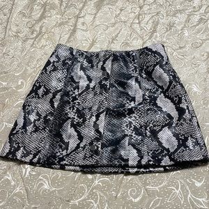 NWOT CUTE BLACK AND GREY URBAN OUTFITTERS SIREN ZEBRA PRINT BUTTON-UP MINI SKIRT